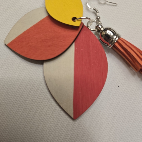 ARTISAN & HANDCRAFTED 2.5" Wood Leaf Tiered Dangle Pierced Earrings W/ Tassles - Picture 8 of 14